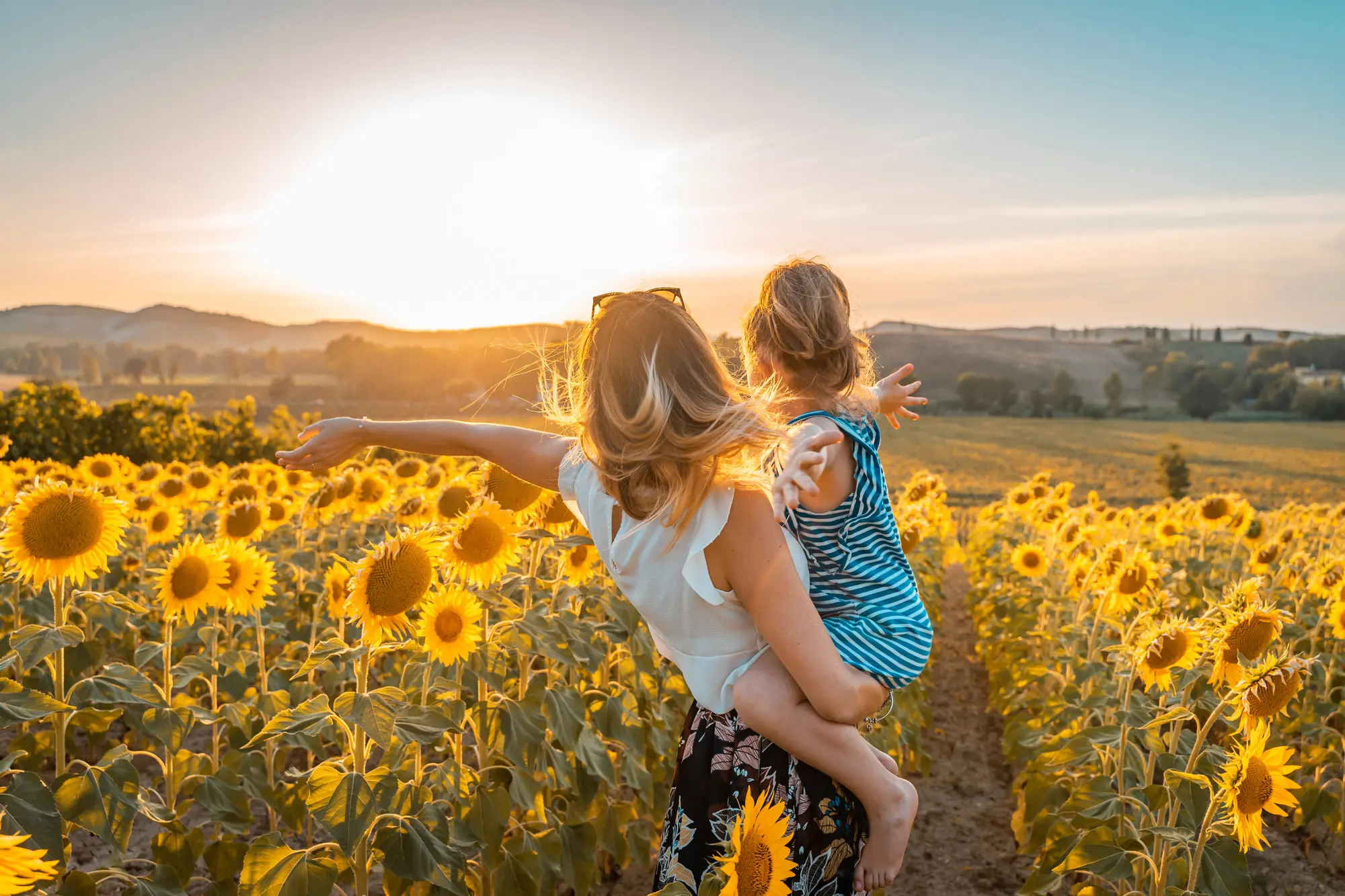 Mutter und Kind vor einer Wiese